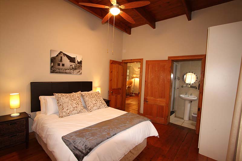 Downstairs front bedroom. En-suite with shower, basin & toilet.