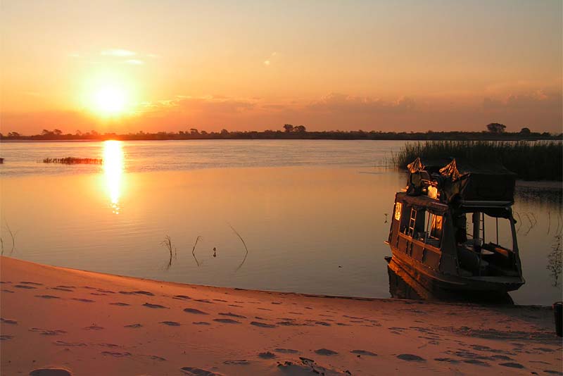 Caprivi Houseboat Safaris Lodge - dinner, bed and breakfast near Katima Mulilo