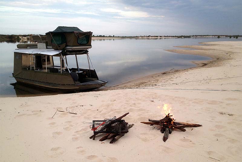 Caprivi Houseboat Safaris Lodge - dinner, bed and breakfast near Katima Mulilo