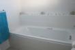 3 bedr FLAT - Room 1 en-suite bathroom has a bath & shower