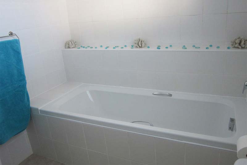 3 bedr FLAT - Room 1 en-suite bathroom has a bath & shower