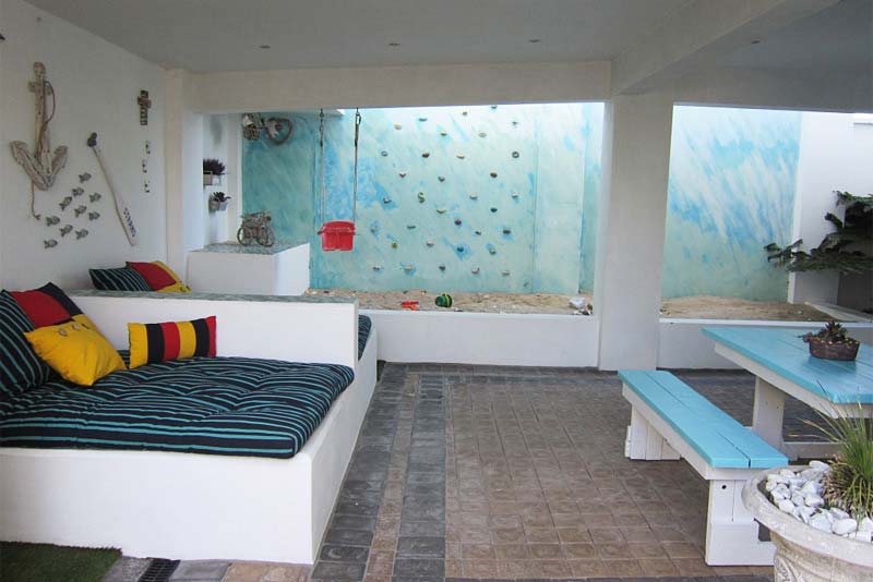 ANDRE, ELAINE & MELISSA leisure area with sand pit & climbing wall