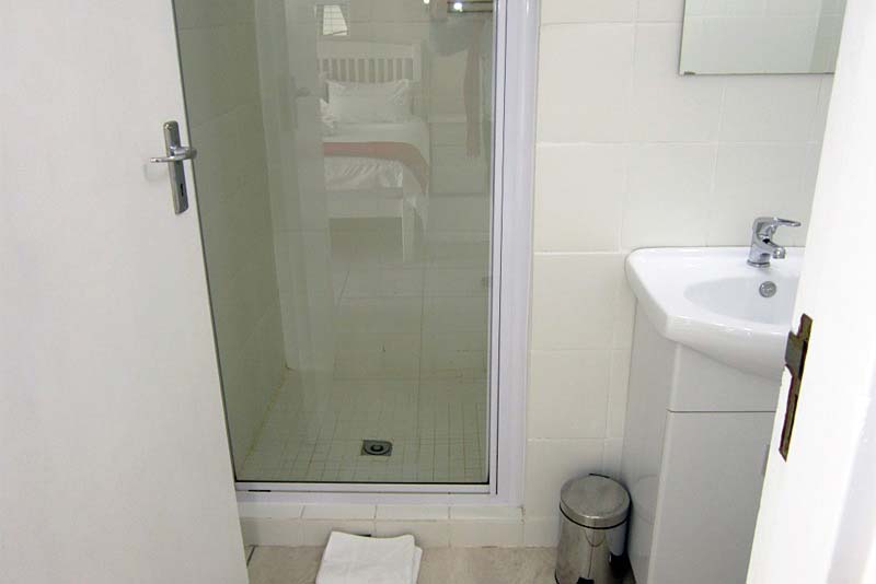 MELISSA en-suite bathroom with shower