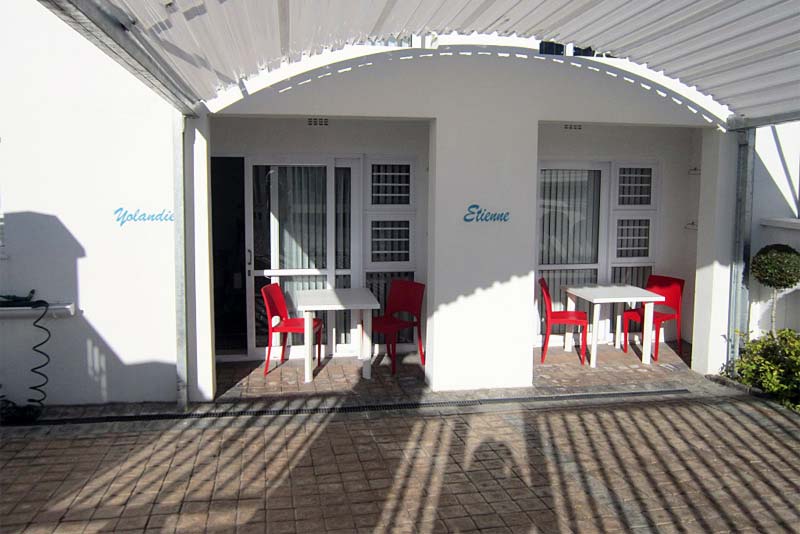 ETIENNE & YOLANDIE parking & entrance