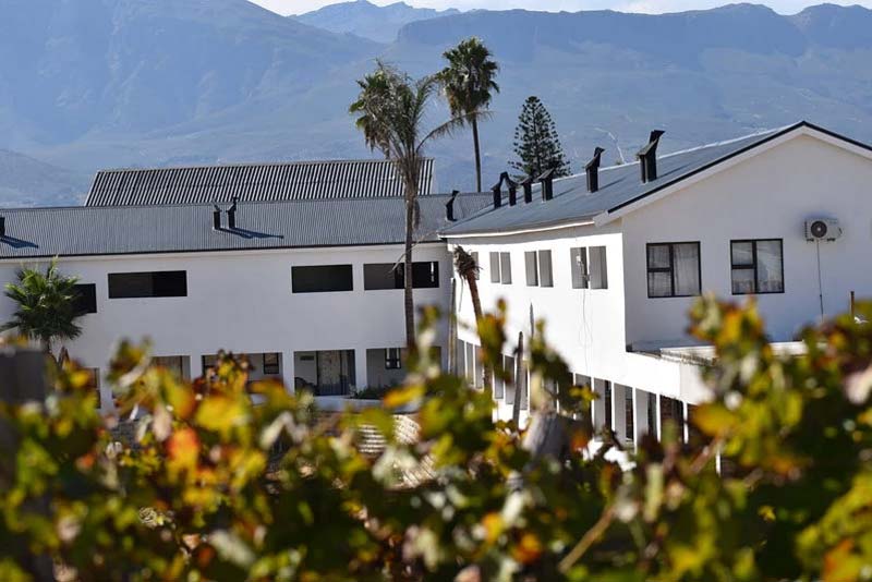 3 rooms have air conditioners at an additional cost of R100/day