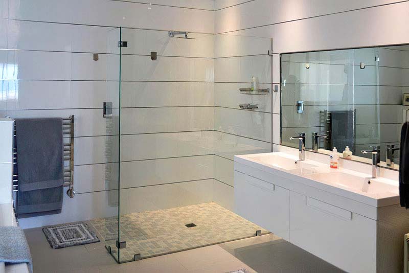 Main en-suite bathroom (bath&shower)