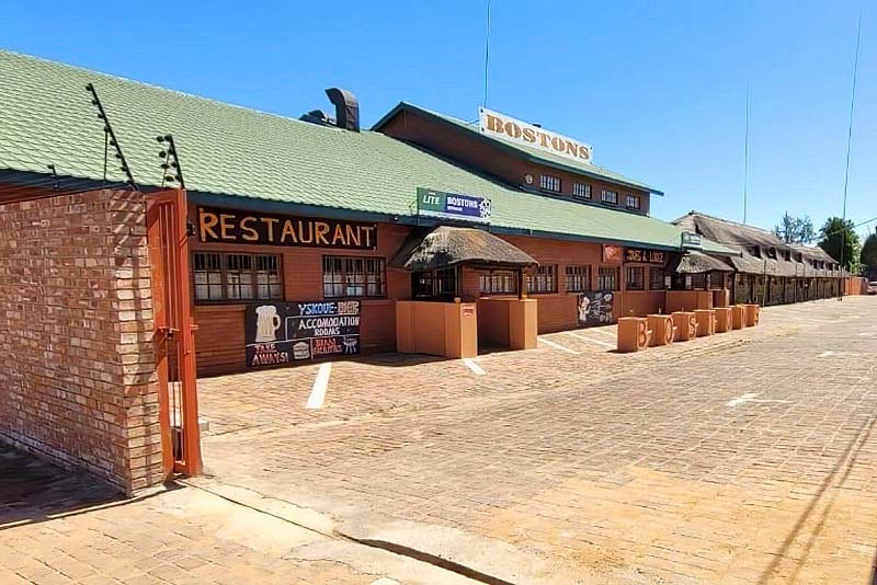 Bostons Lodge & Restaurant - Front