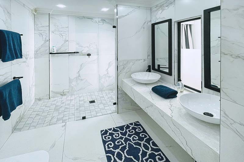 Modern light master ensuite.