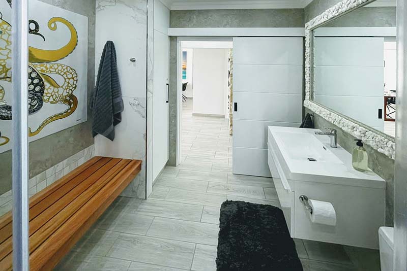 Family bathroom with seating.