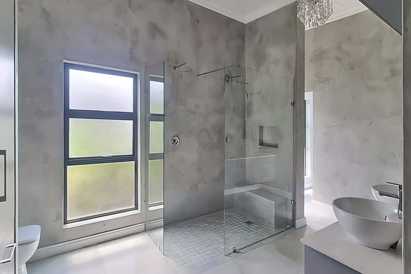 Main onsuite showers