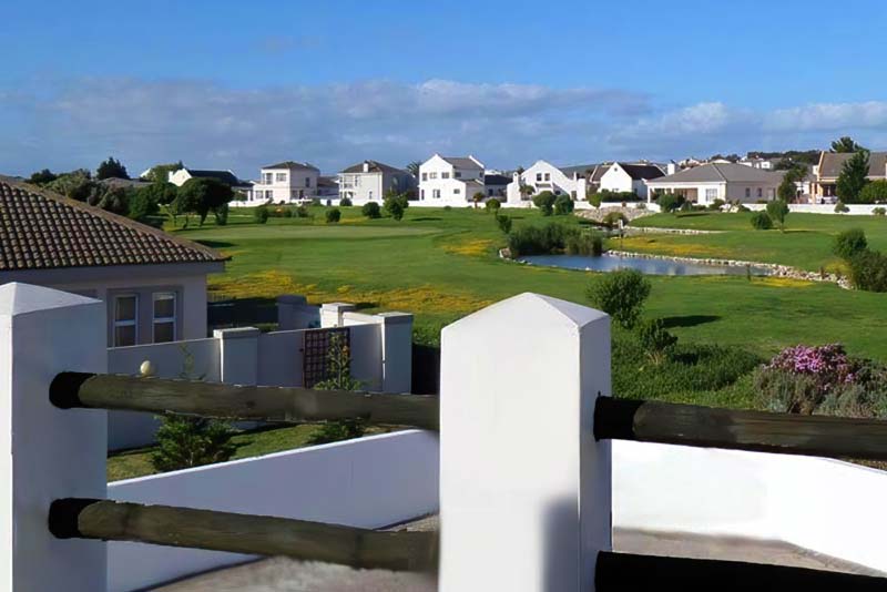 Patio overlooking the mashie course with braai facilities