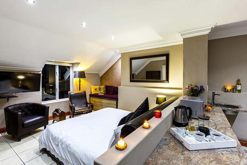 Luxury/Honeymoon Suite