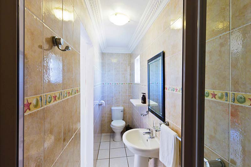 En-suite bathroom with walk-in shower,