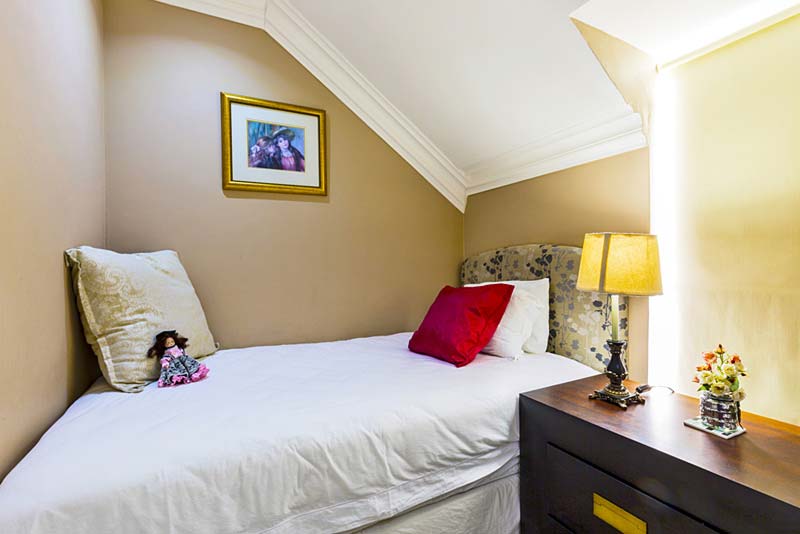 Small bedroom with two three-quarter beds