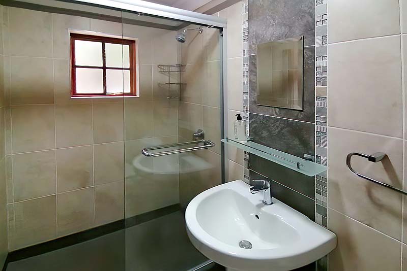 Family Unit Room 1 Ensuite Bathroom