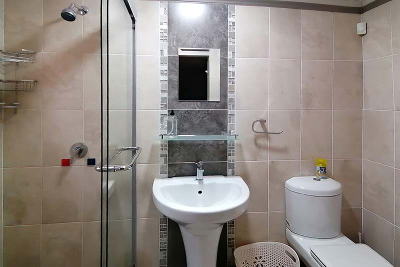 Family Unit Room 1 Ensuite Bathroom