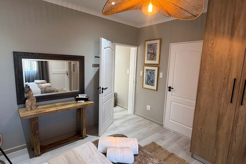 Doors to living room (L) and en-suite (R)