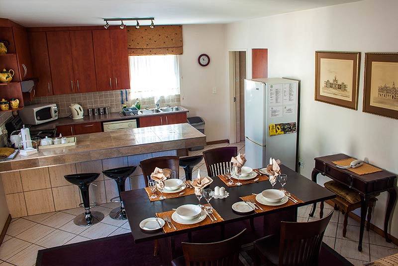 Open plan kitchen & dining room