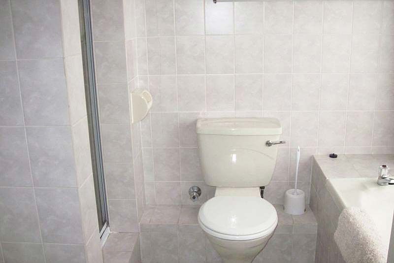 Main bathroom - De Beers Holiday Apartment - Strand