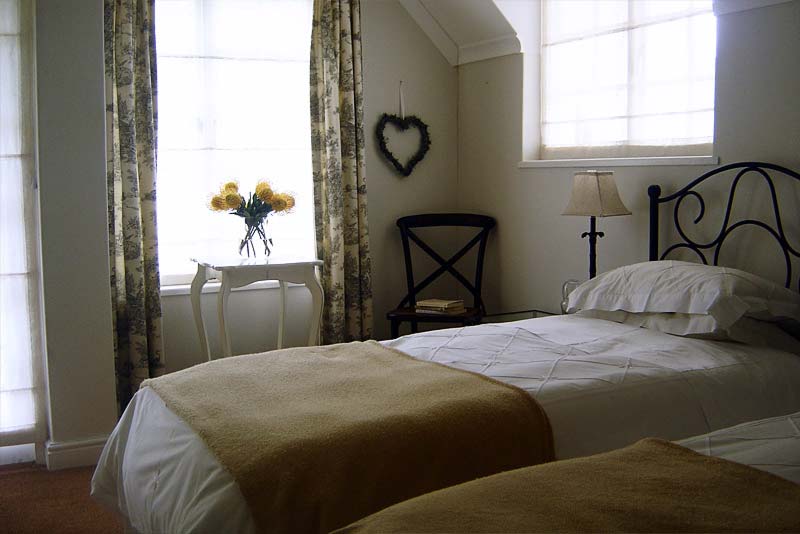Bedroom 4 (twin beds, bath, shower, balcony) - Kaapse Draai Bed and Breakfast Constantia, Cape Town
