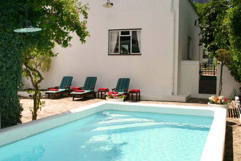 Pool Area - Le Ballon Rouge Guesthouse - Bed and Breakfast Franschhoek