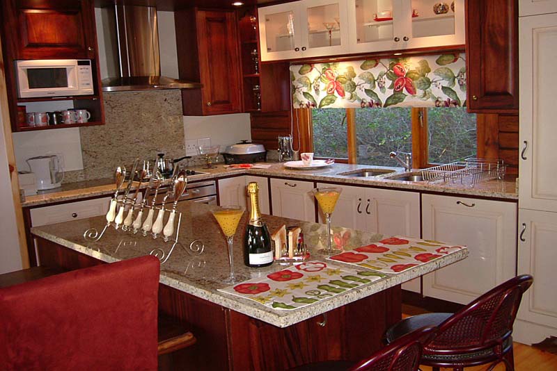 fully equipped kitchen - Serendipity Coastal Lodge self catering Ballots Bay