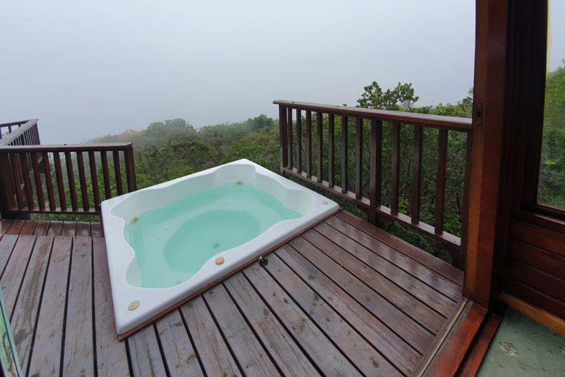 watch the sea from the jacuzzi