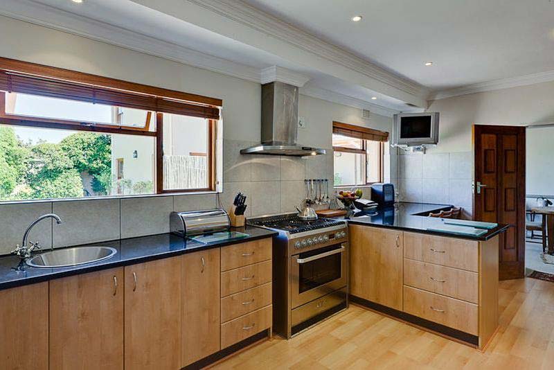 Kitchen with Gas Hob and oven