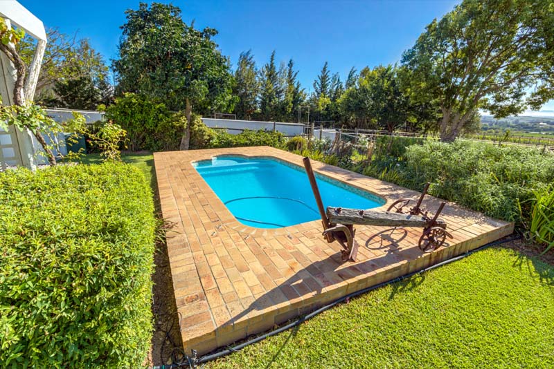 pool - Vinehill Guest Cottages self catering Stellenbosch