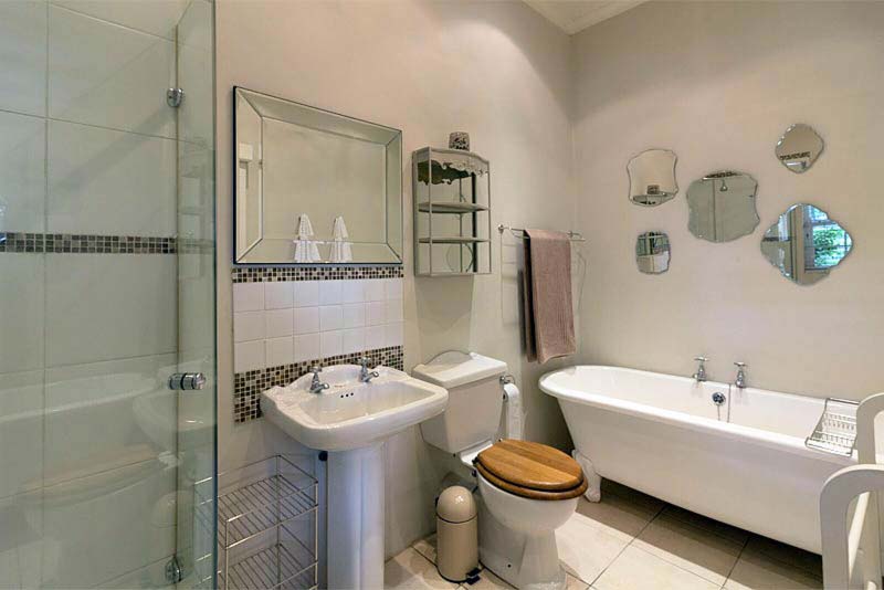 Family suite bathroom - Sandown Lodge self catering Rondebosch, Cape Town