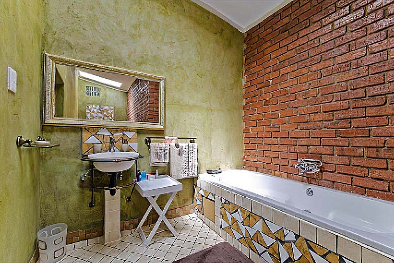 The Tuscan Suite jacuzzi bath