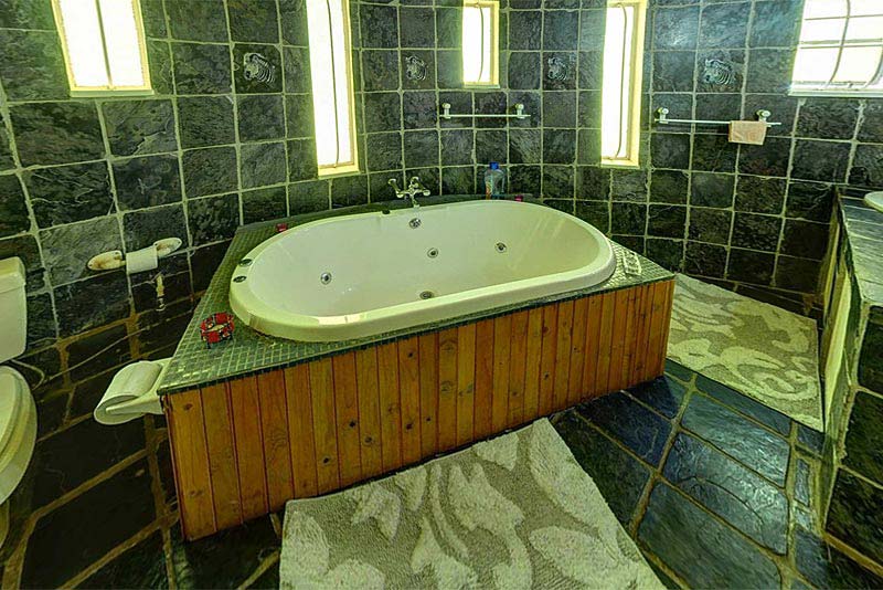 Honeymoon Suite Jacuzzi bath in bathroom