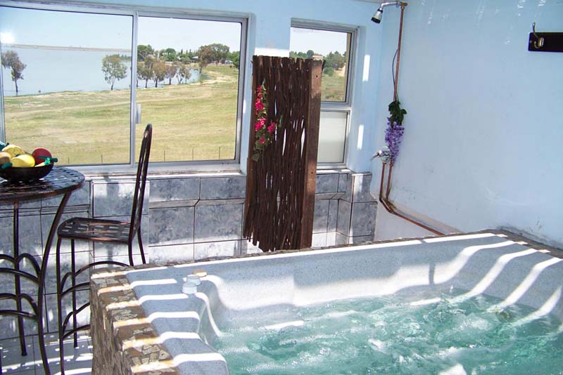 Cozy Corne's unique, private jacuzzi & bush shower. 