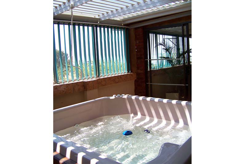 Jacuzzi room with retractable roof: sun-tan or star-gaze...