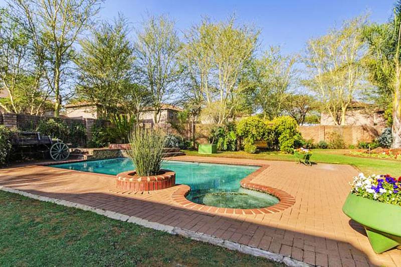 Pool & Garden - Peter's Guesthouse - Bed and Breakfast in Equestria, Pretoria