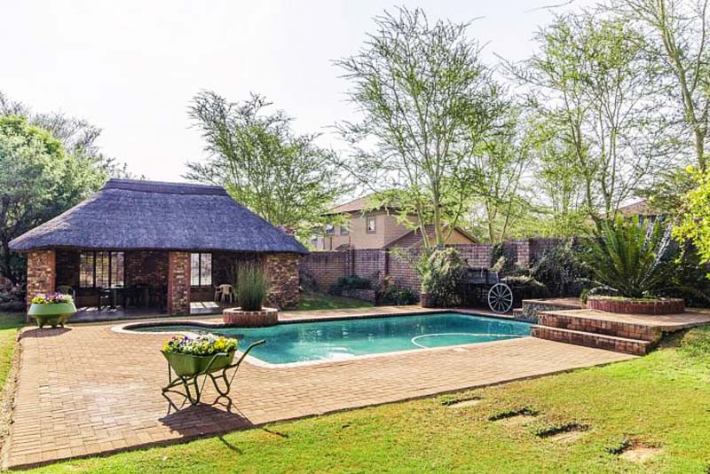 Lapa & Pool - Peter's Guesthouse - Bed and Breakfast in Equestria, Pretoria