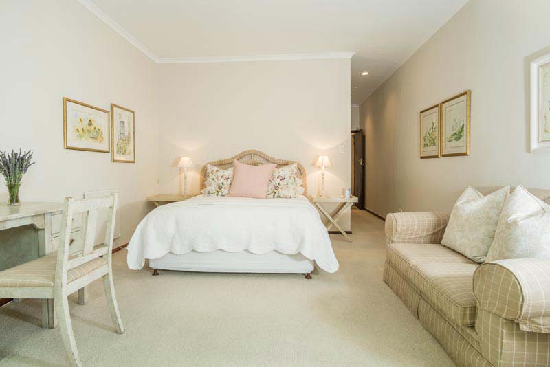 Queen size bed - Hidden Way - Self catering apartment Constantia