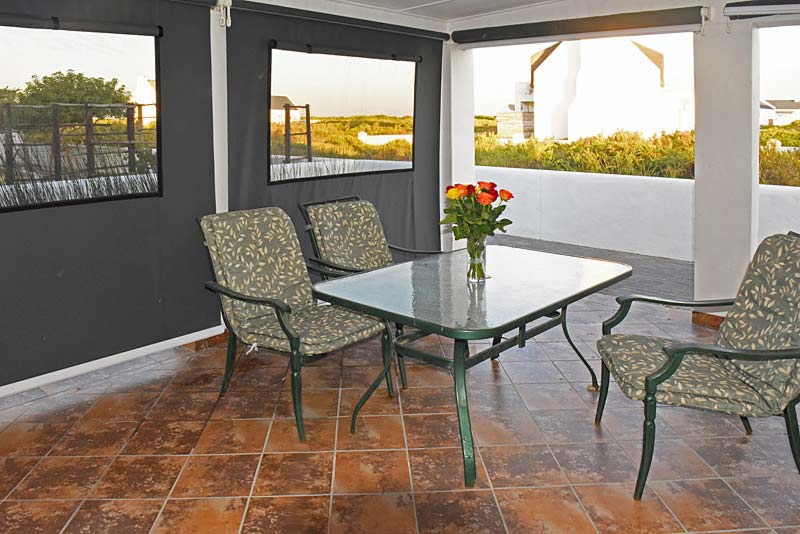 Spacious patio with six chairs and view on Piketberge