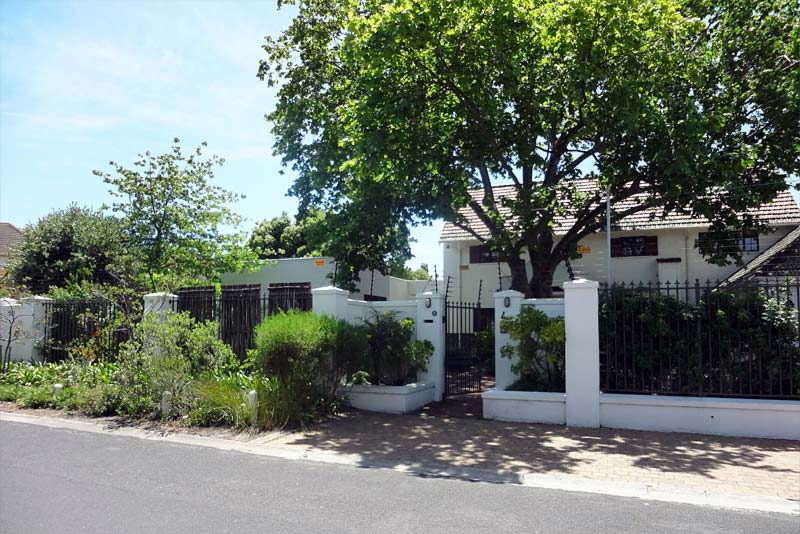 View from the road - Mayfield Cottages self catering Rondebosch, Cape Town