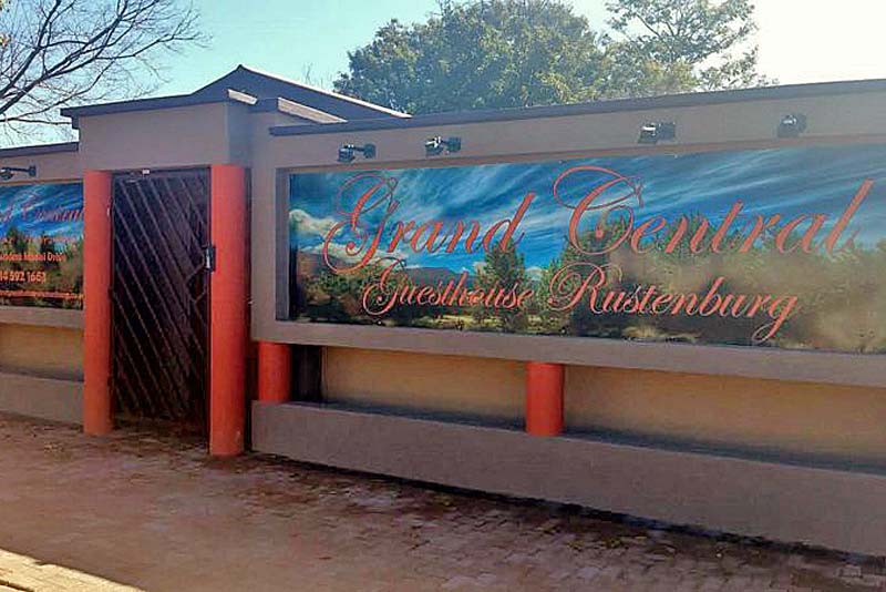 Outside - Grand Central Guesthouse - Bed and Breakfast Rustenburg 