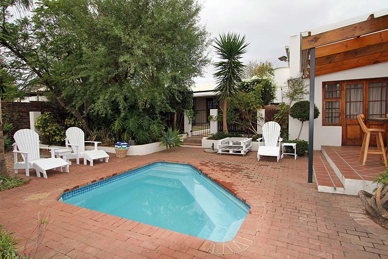 Private splash pool & garden