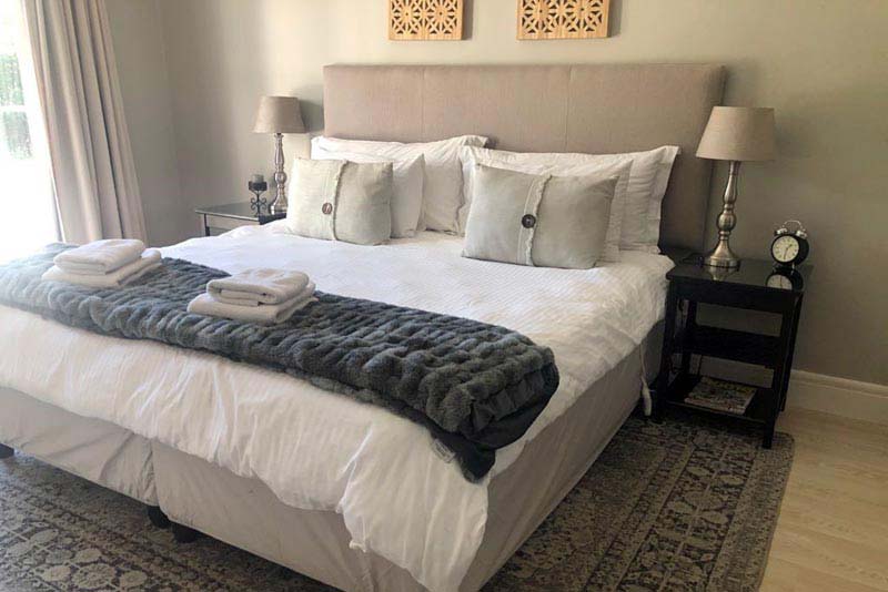 King bed- Wedge-Wood Cottage self catering Clarens Golf Estate