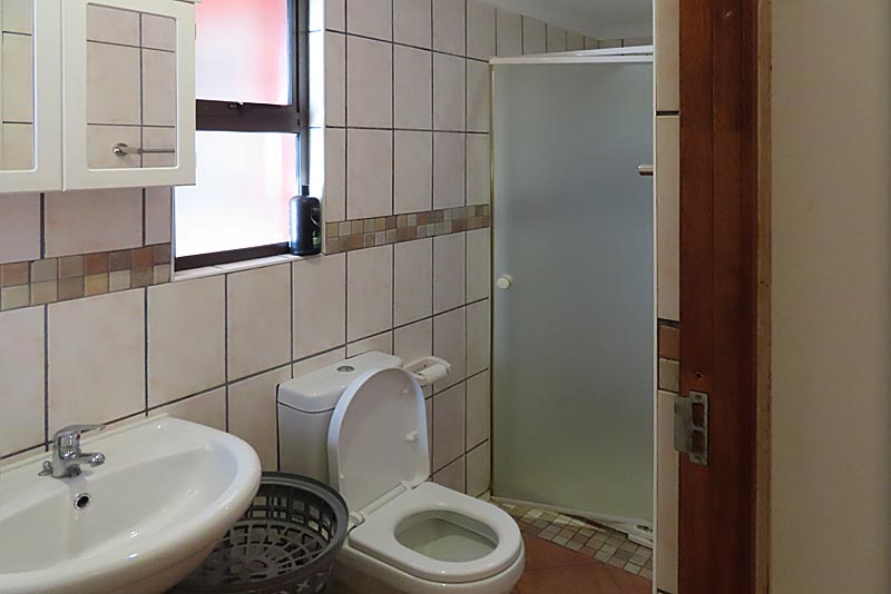 En-Suite to Main bedroom shower and toilet